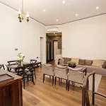 Beautiful Trendy Spacious Very Location 公寓 *
