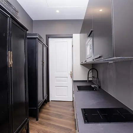 Beautiful Trendy Spacious Very Location *